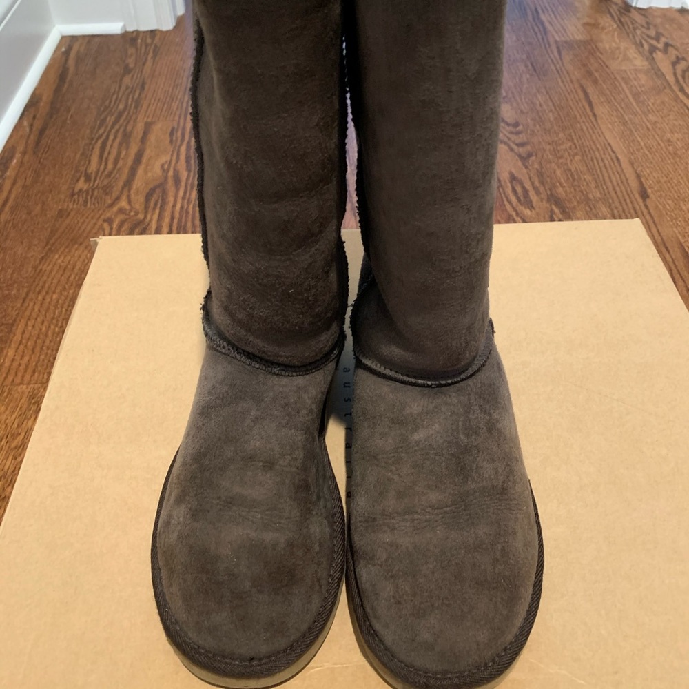 UGG Women’s Classic Tall Boot in Brown Size 7